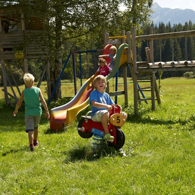 Kinder haben Spaß am Spielplatz