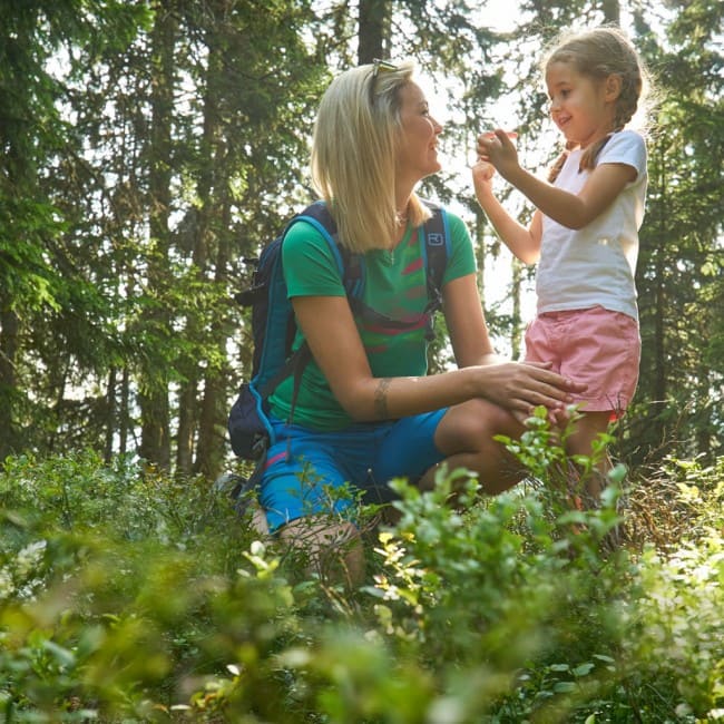 Familie beim Wandern durch den Wald © Peter Burgstaller 